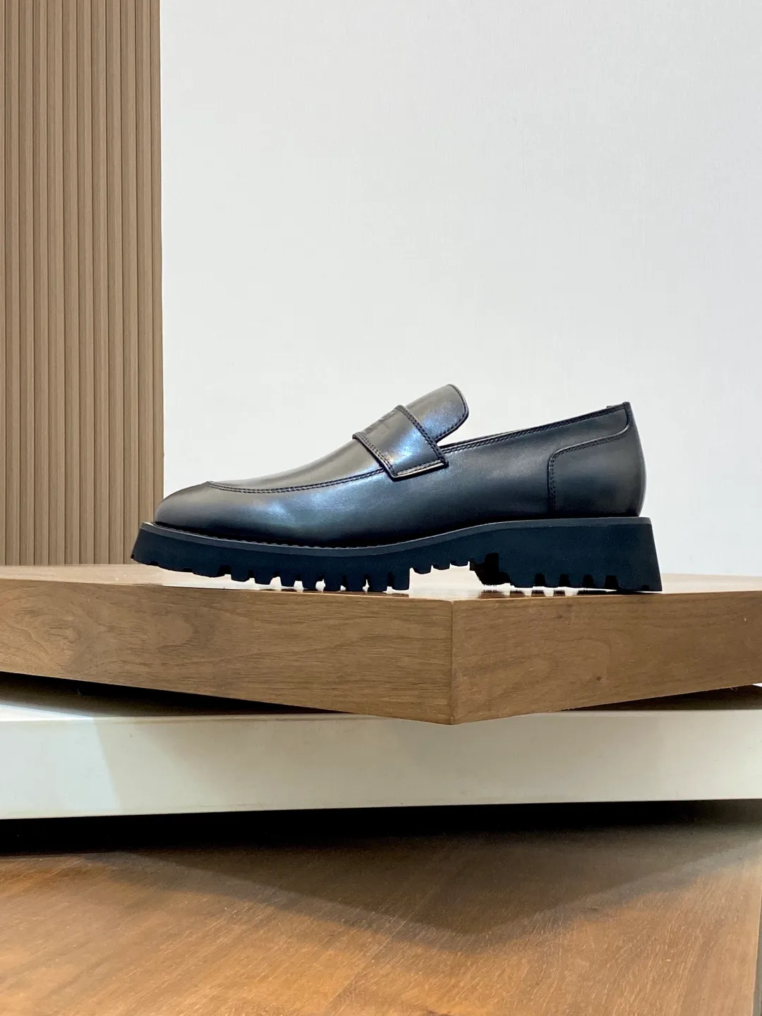 Men's shoes 💰740 VALENTINO Valentino's new men's fashionable casual leather shoes. These leather shoes are made of imported cowhide leather uppers, dyed calfskin lining and calfskin insoles. The upper foot is soft, comfortable and breathable. Comes with complete packaging in the original box! Visible details and quality. Size: 39-44 (customized at 38.45.46)